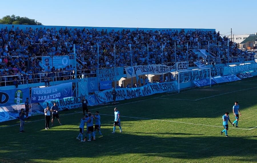 Defensores Unidos por la cima: derrotó 2-0 a Agropecuario y lo alcanzó en la punta de la Primera Nacional