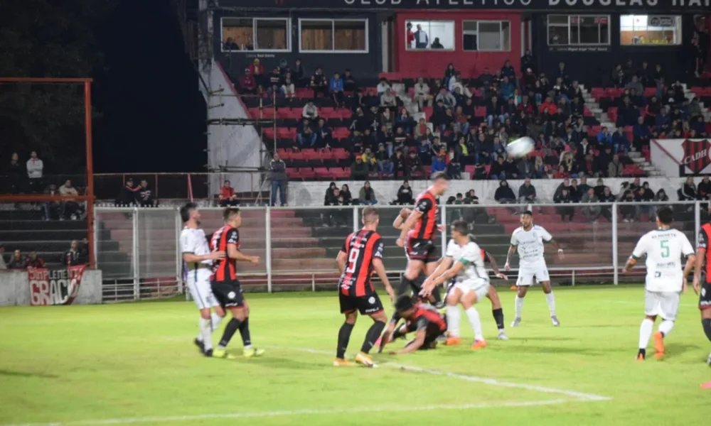 Douglas ganó y quedó a tiro de la punta