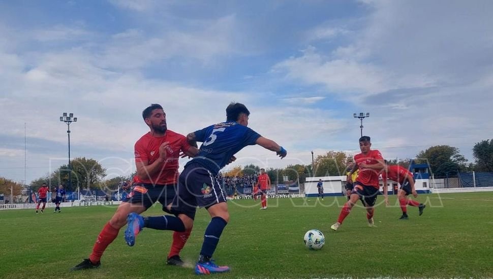 El Linqueño goleó a Independiente y es escolta