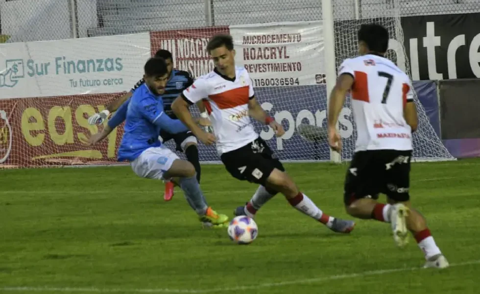 El Gallo madrugó al León: Estudiantes (RC) cayó 2 a 0 de visitante ante Deportivo Morón en un duelo de necesitados