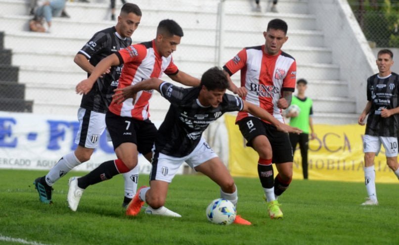 Liniers ganó sobre el final y se mantiene como único escolta de Olimpo