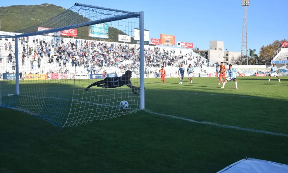 Gimnasia y Tiro del final: El Albo lo ganó en la última a Boca Unidos y quedó más puntero que nunca