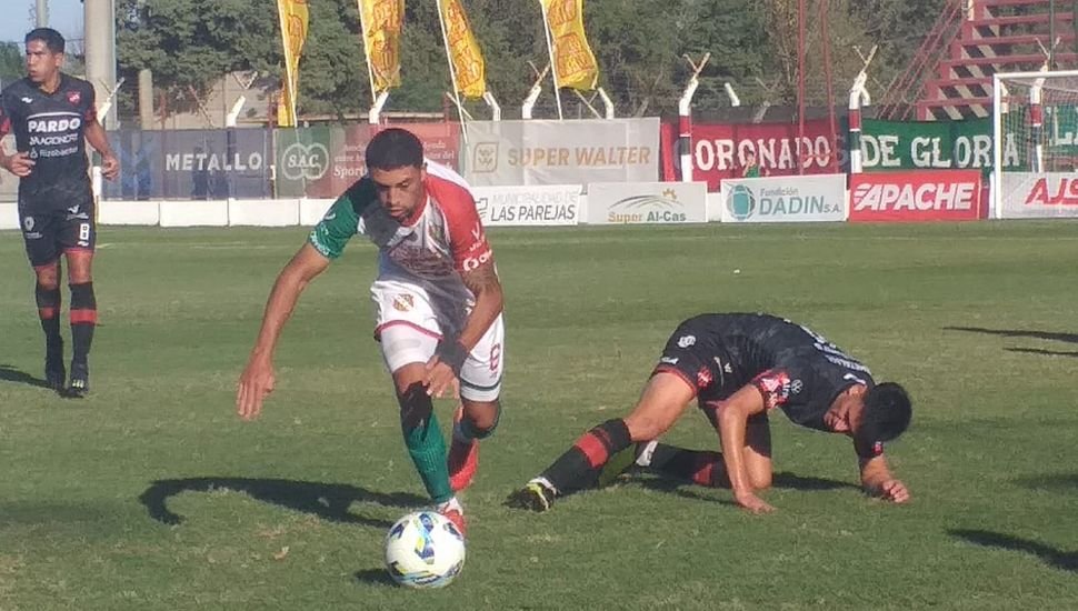 Douglas empató en Las Parejas pero mantiene la punta