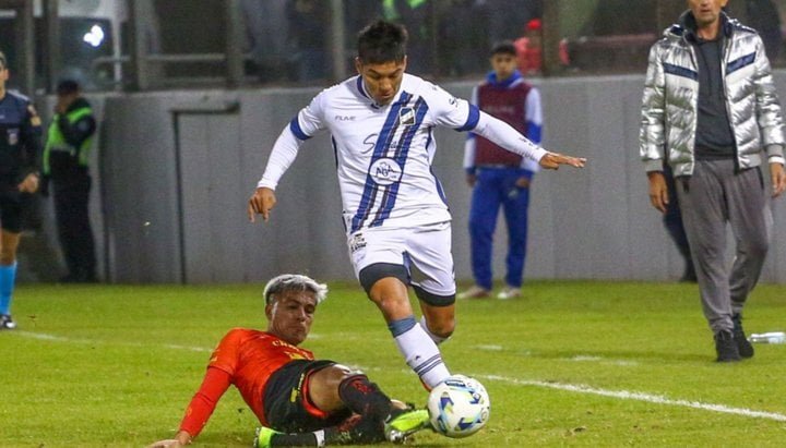 Un empate nada Santo para el Decano: Sarmiento igualó sin goles con Antoniana en Salta y no pudo ser puntero del grupo