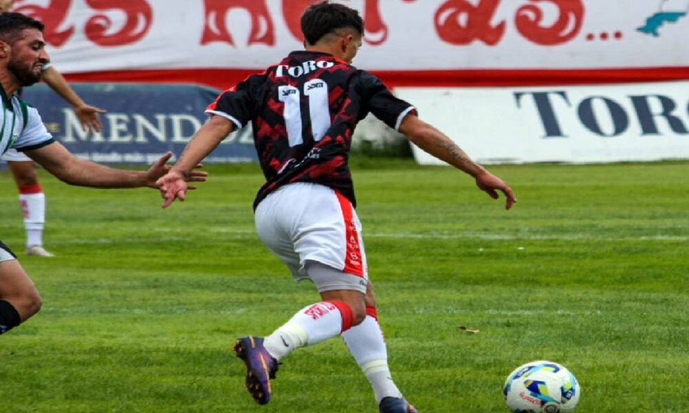 Sobre el final, Estudiantes perdió 2 a 1 con Huracán Las Heras y no se despega del fondo de la tabla