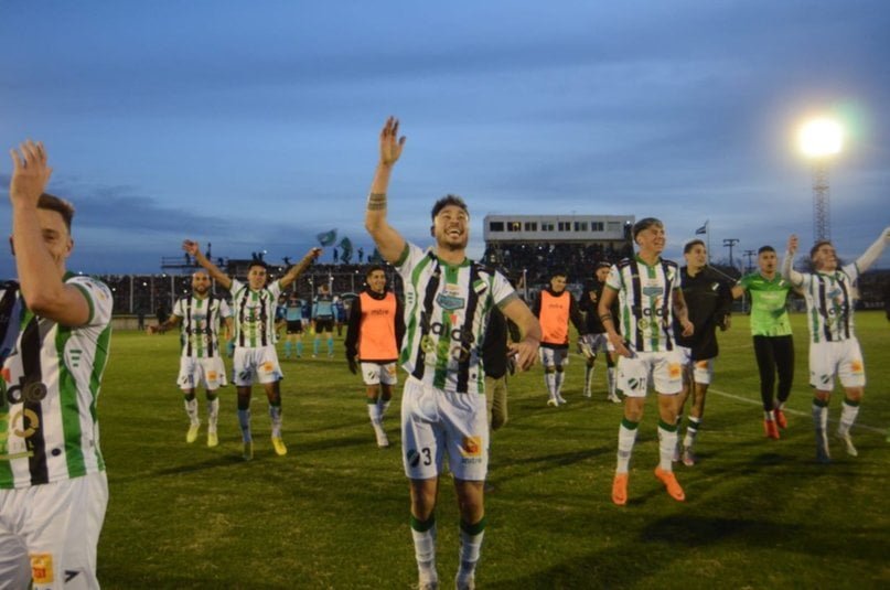El clásico quedó en manos de Villa Mitre y le cortó el invicto a Olimpo