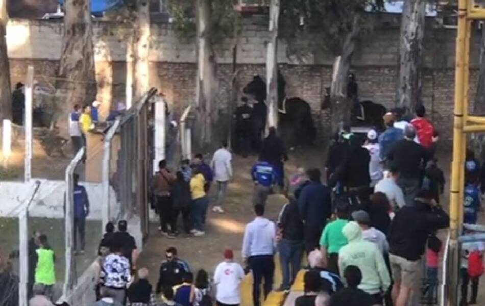 Hinchas de Juventud de San Luis y San Martín de Mendoza se enfrentaron a trompadas, piedrazos y con palos en El Bajo