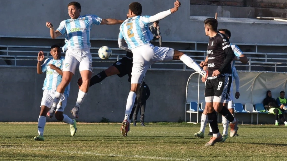 Lluvia de goles en Viedma: Sol de Mayo goleó a Cipolletti y lo superó en la tabla