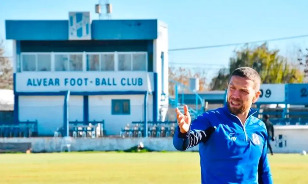 Papu Gómez revolucionó La Pampa: entrenó e interactuó con el plantel y la gente de Intendente Alvear