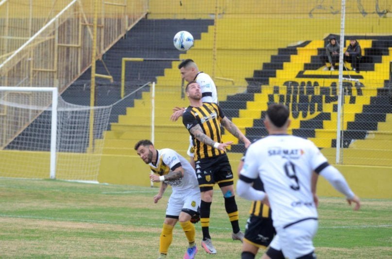 Santamarina logró llevarse un punto de Bahía Blanca ante el puntero, Olimpo