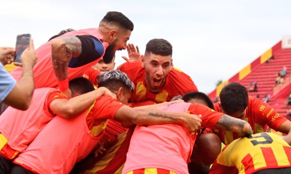 Festejo «Decano» en Resistencia: Sarmiento goleó a Sol de América y sigue a tiro del Albo
