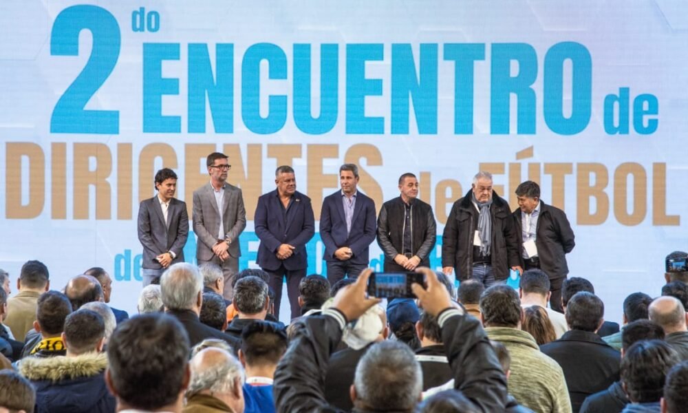 Ante una multitud de dirigentes del interior, Tapia y Toviggino anunciaron ayuda económica para el Federal A y para el Regional Amateur