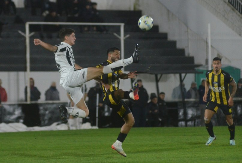 Olimpo derrotó de manera contundente a Liniers como visitante y lo hundió en la tabla