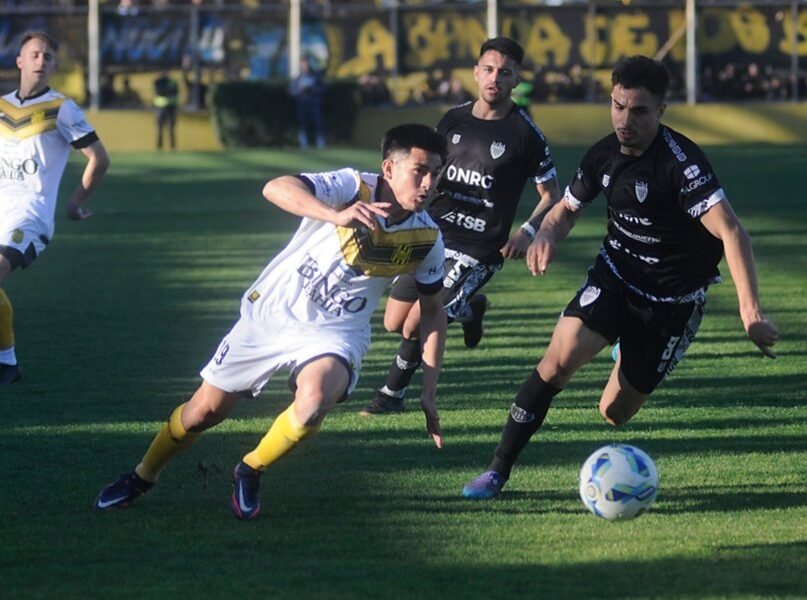 Olimpo y otro valioso triunfo: derrotó a Cipolletti y conserva el liderazgo