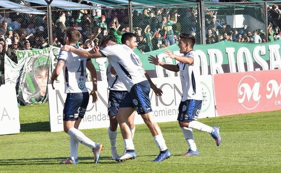Alvarado goleó a Chicago a domicilio