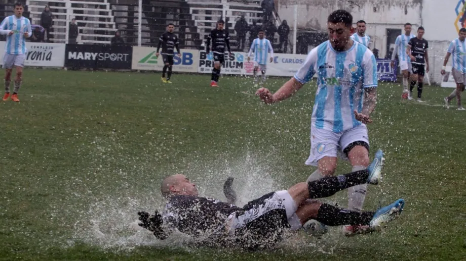 Los tapó el agua en Río Negro: Cipolletti y Sol de Mayo no se sacaron ventajas bajo la lluvia cipoleña