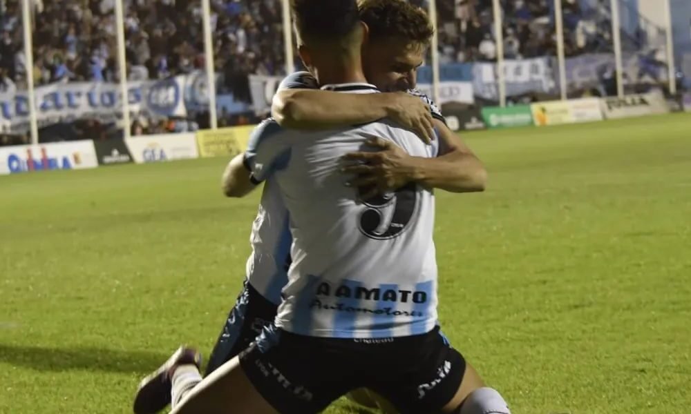 Racing de Córdoba derrotó 2-0 a Aldosivi en Nueva Italia