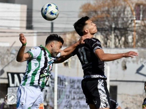 Villa Mitre igualó sin goles en su visita a Cipolletti y logró la clasificación a la Copa Argentina