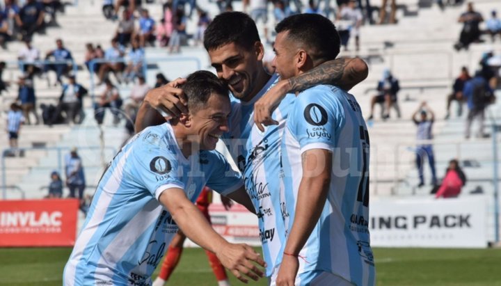 Líder absoluto: El Albo venció a Boca Unidos y se despega de todos