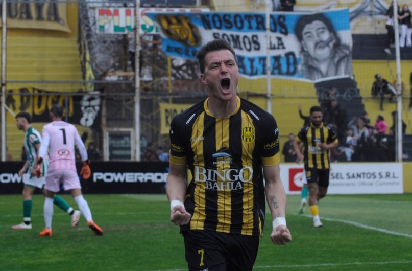 Con un triplete de Leandro González, Olimpo ganó y se mantiene primero