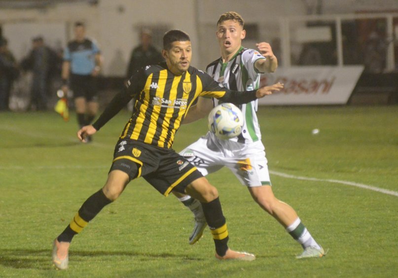 Villa Mitre ganó y continua su ilusión de apoderarse del primer puesto