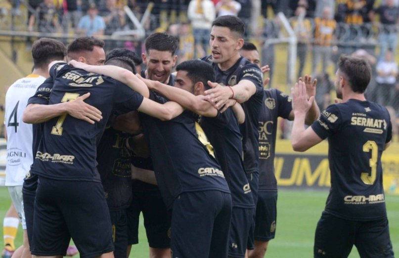 Olimpo goleó en casa y se adueño del primer puesto del grupo