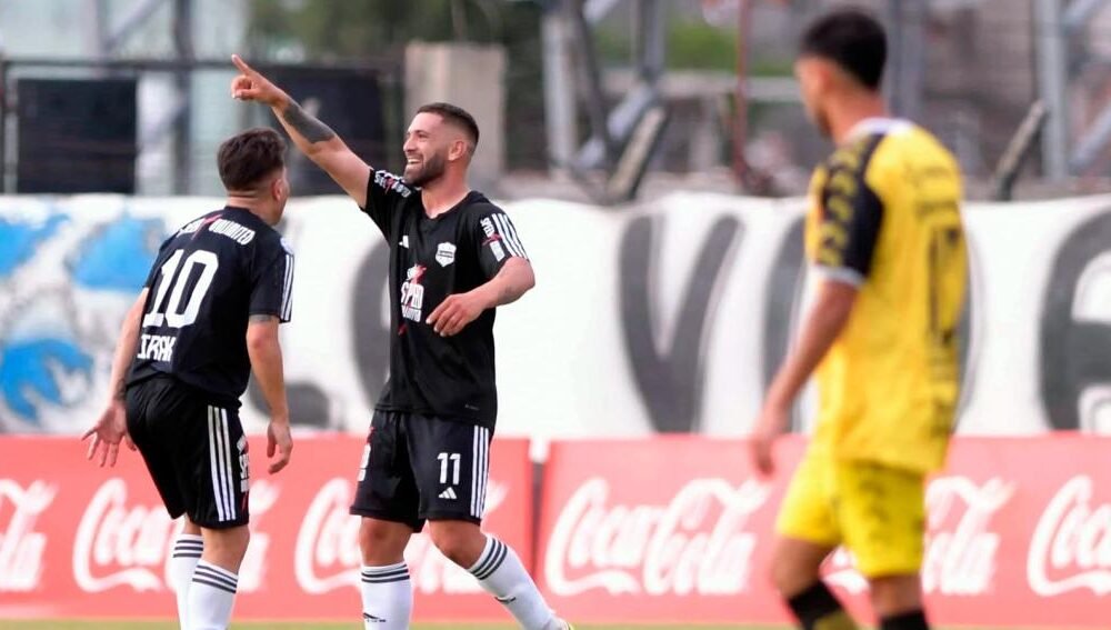 A un paso de la Final: Riestra superó a Almirante Brown y quedó más cerca de Primera División