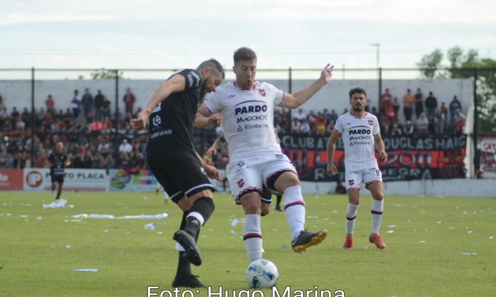 Douglas ganó, gustó, goleó y bajó al Cuervo