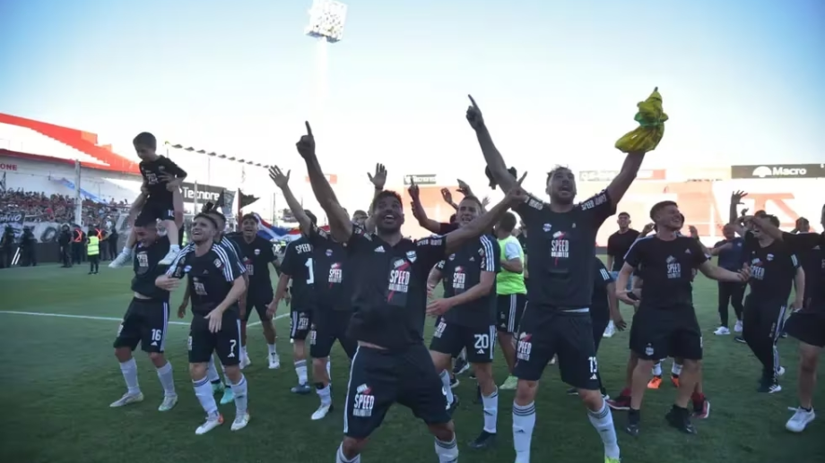 Riestra venció a Deportivo Maipú y ascendió a Primera en una final polémica