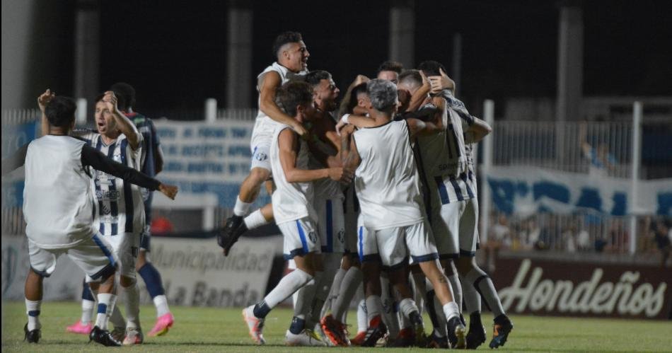 Sarmiento goleó a Las Palmas y jugará la final interregional por el ascenso al Federal A