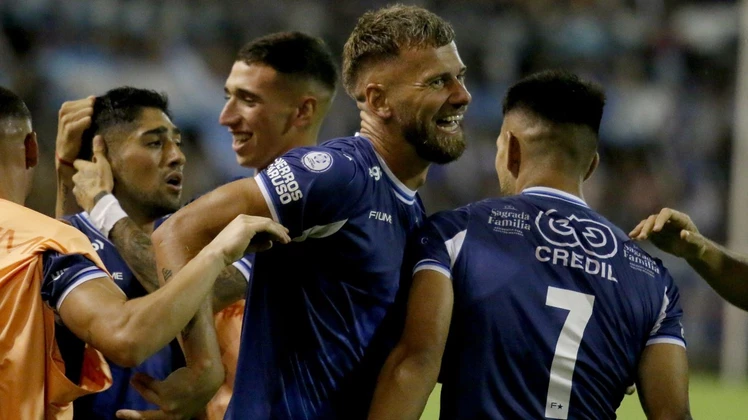 Alvarado se hizo fuerte ante su gente y sumó el primer triunfo