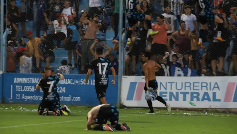 Deportivo Rincón ascendió al Federal A en medio de un escándalo: los rivales le pegaron a la terna arbitral
