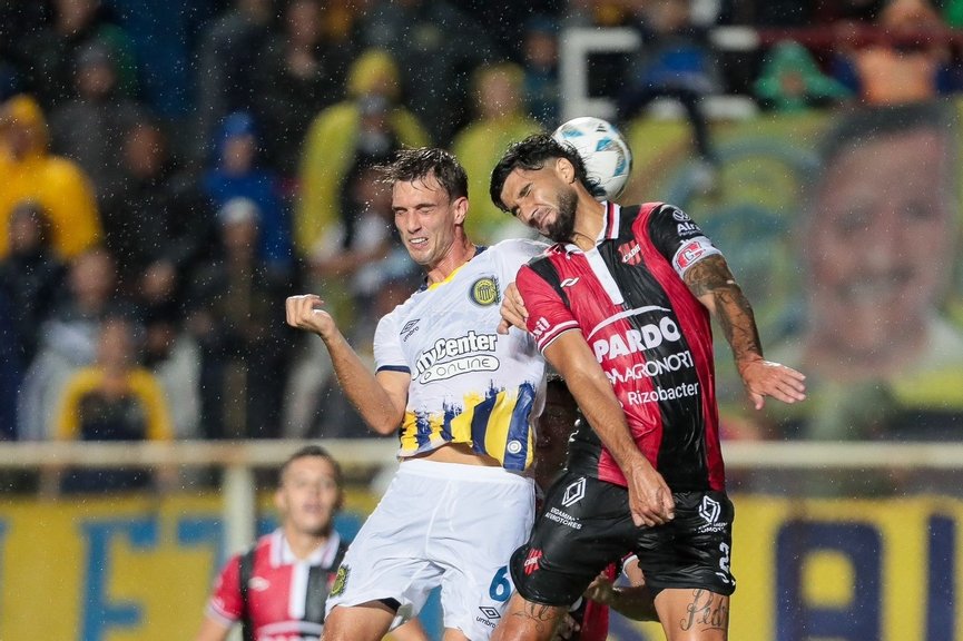 Cayó de pie: Central eliminó a Douglas por penales