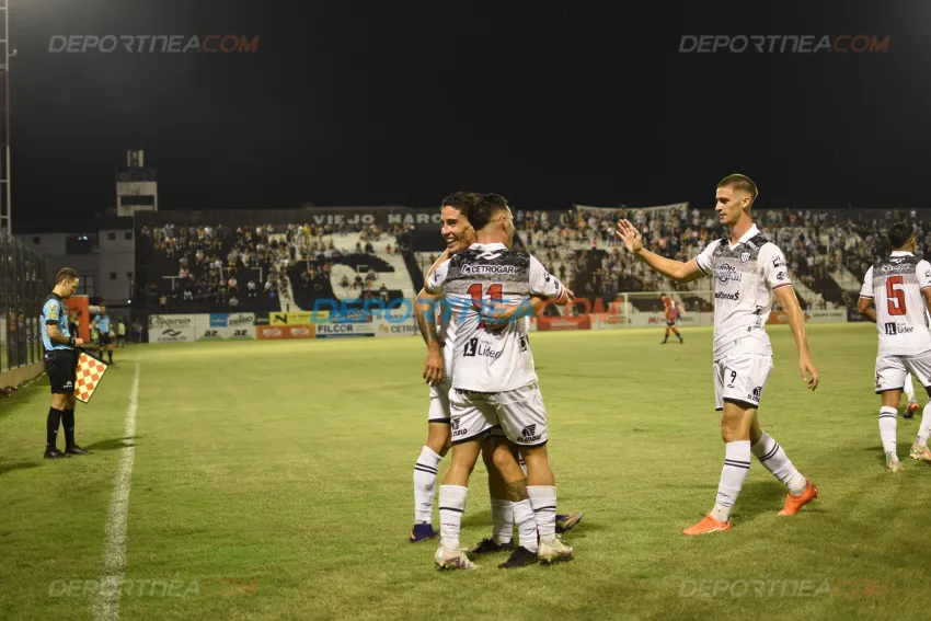 For Ever ganó, gustó, goleó y bajó al puntero