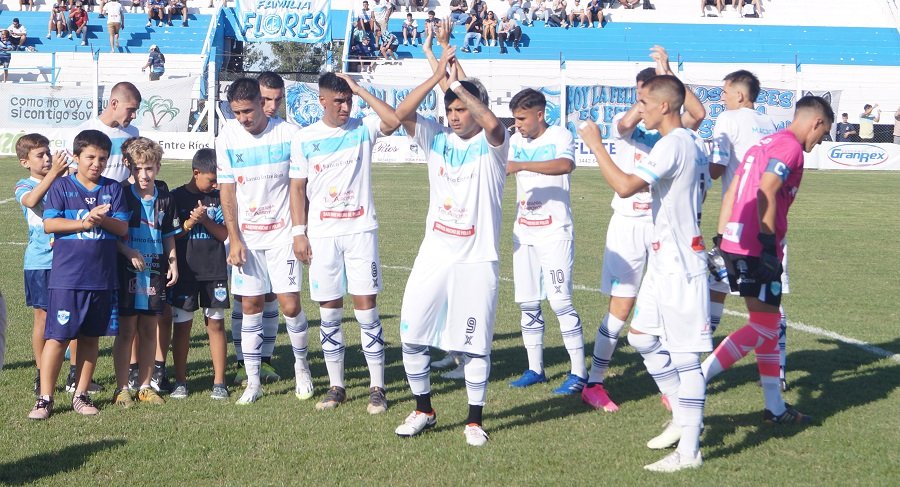 Gimnasia comenzó con derrota y dudas