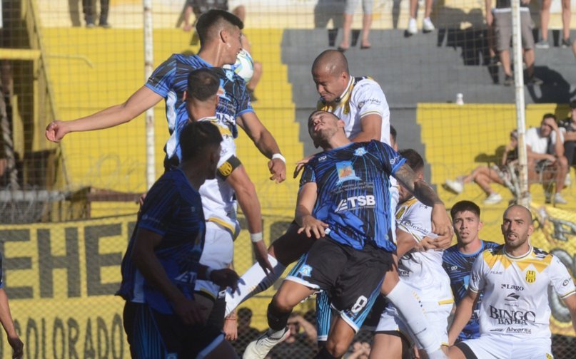 Sin lucirse, Olimpo ganó en su primer partido en casa