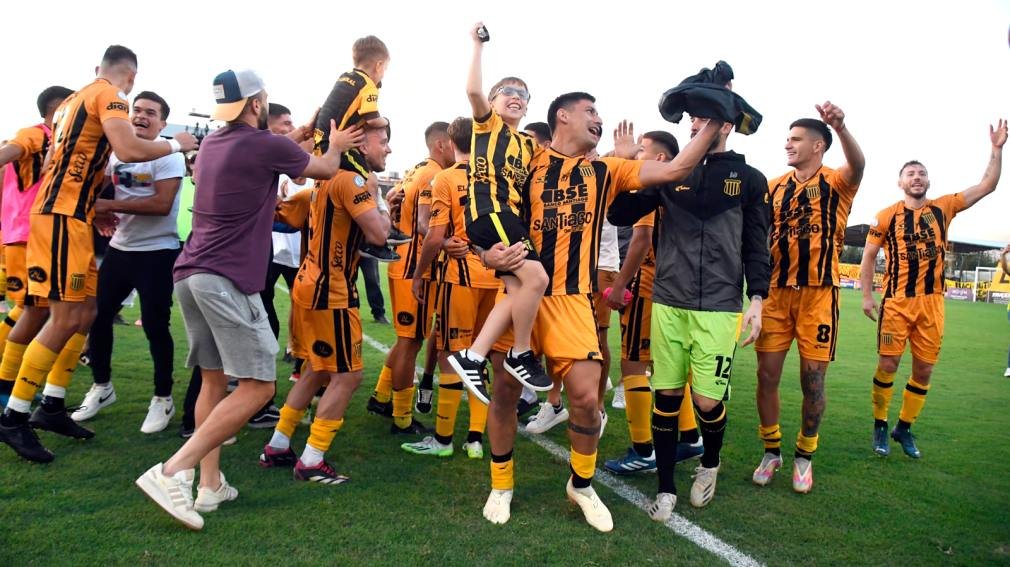 Mitre festejó en el clásico santiagueño ante Güemes y desató el delirio en el 8 de Abril