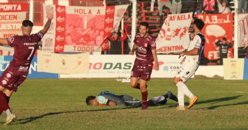 Ganó, gustó y goleó: 9 de Julio aplastó a Douglas Haig en Rafaela