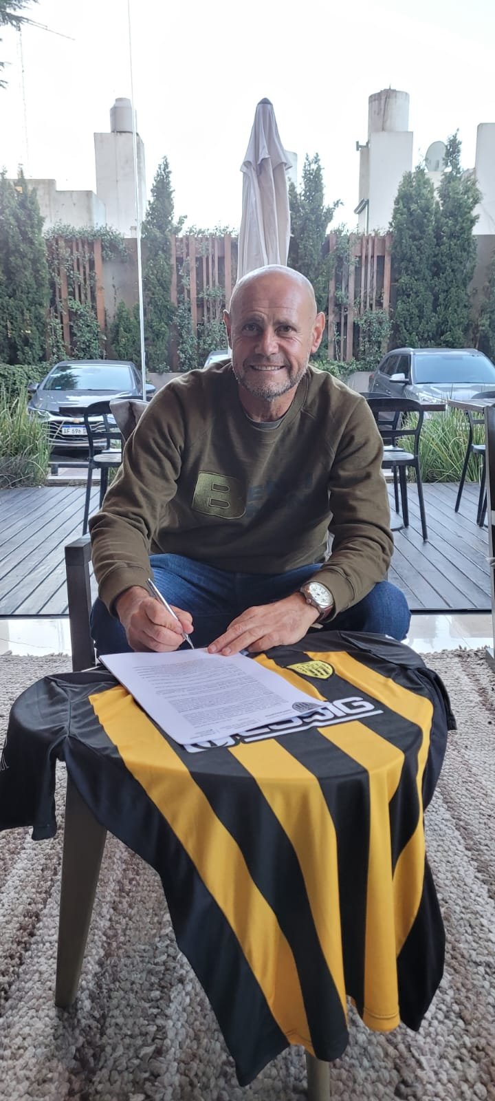 Duilio Botella puso la firma y es el DT de Santamarina