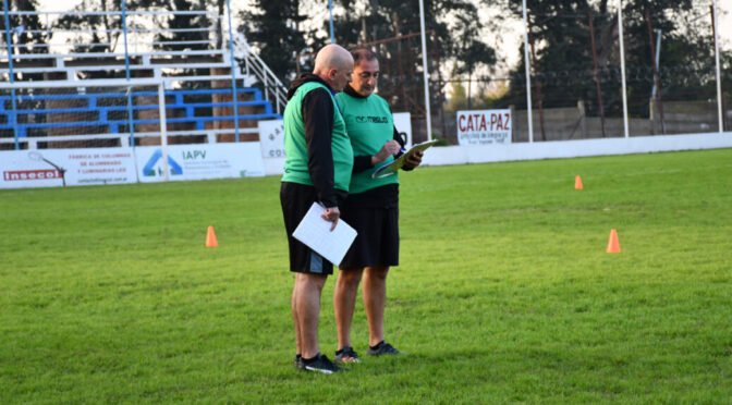 Luis Tonelotto se sienta en el banco de Gimnasia