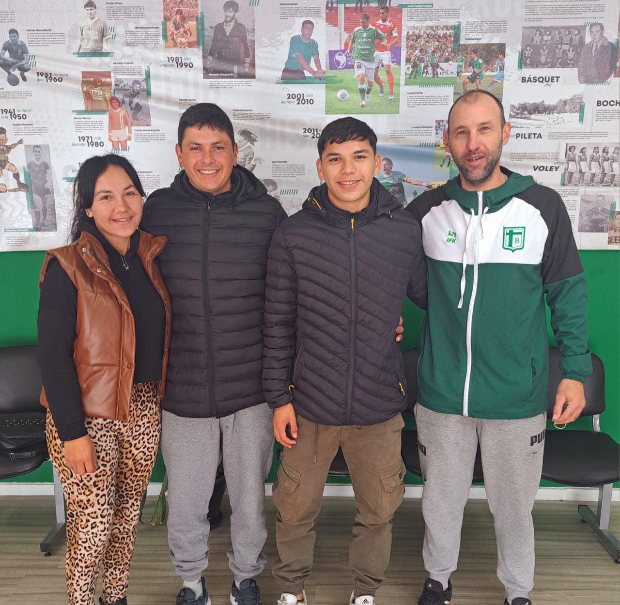 Leonel Flores firmó su primer contrato profesional