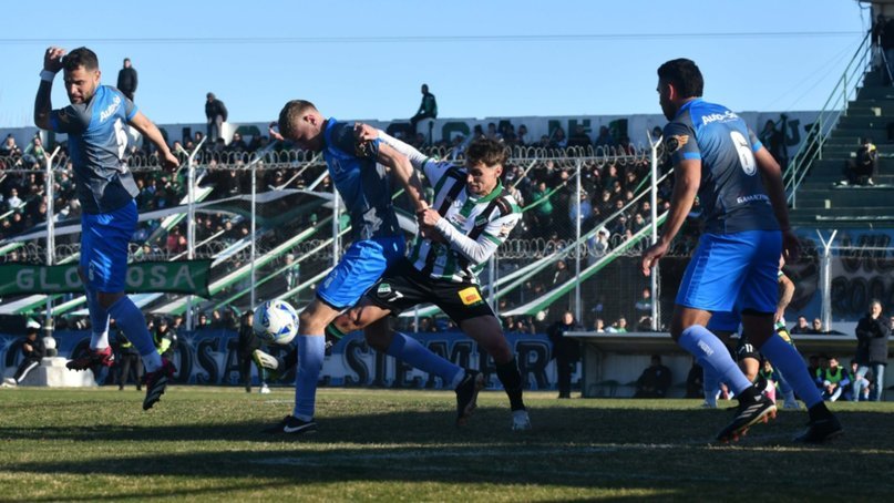 Villa Mitre comenzó con el pie izquierdo pero logró revertir el resultado frente a Bolívar