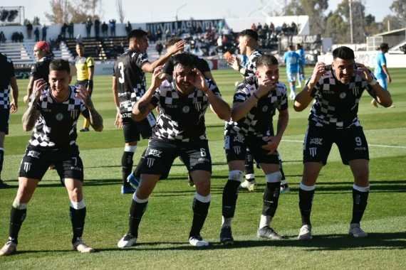 Gimnasia sigue imparable, venció al CADU en Mendoza y acaricia la cima