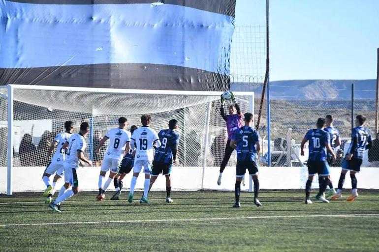 Deportivo Rincón no pudo en casa con Villa Mitre y jugará la Reválida