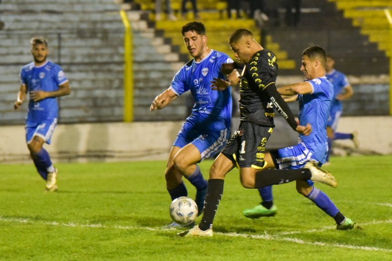 Gimnasia y Tiro rescató un valioso empate en Isidro Casanova
