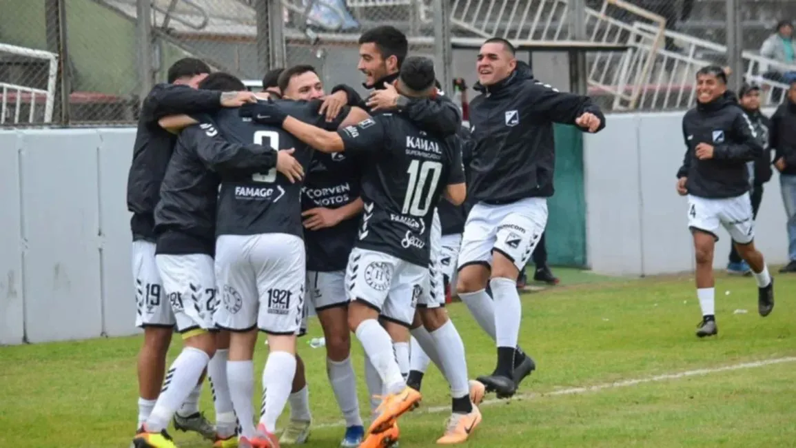 El Cuervo goleó y agiganta su sueño de ascenso
