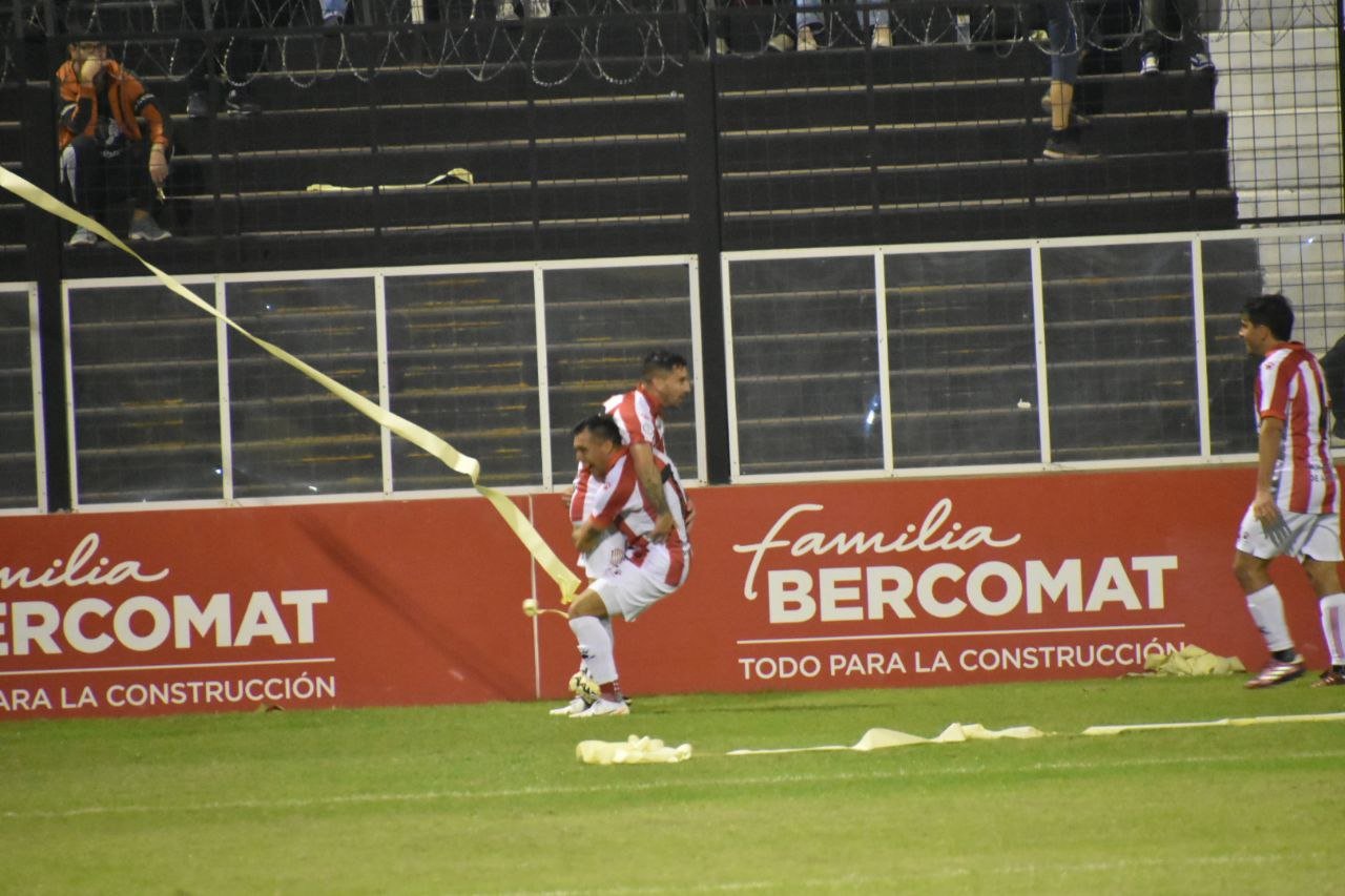 Triunfazo en Chaco y punta para San Martín