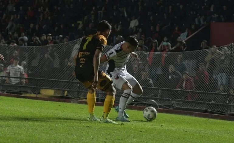 El Tigre tumbó al Negro: Mitre venció a Colón y le sacó el invicto de local y también al DT