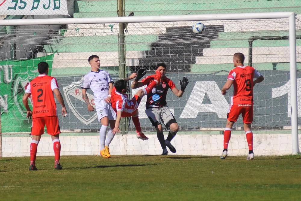 Punto valioso en La Pampa: San Martín aguantó el empate ante Ferro con dos jugadores menos