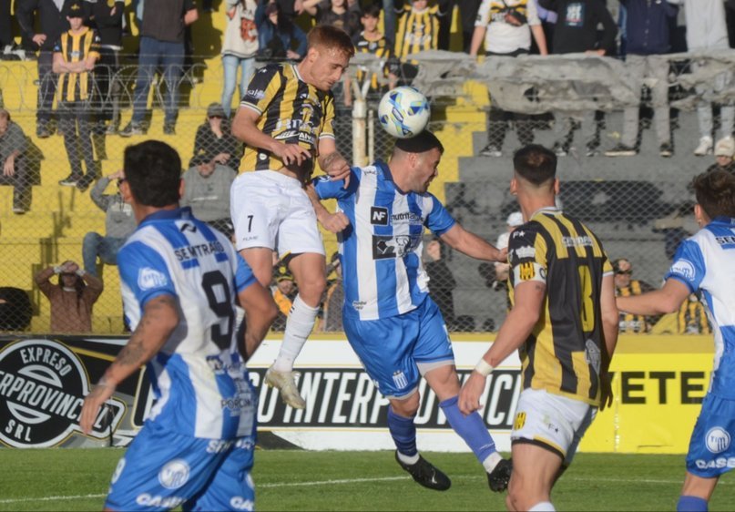 Triunfazo para soñar: Argentino venció a Olimpo como visitante y se mantiene en la cima